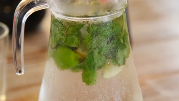 Limonata con menta e limone — Video Stock