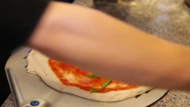 Produção de pizza italiana — Vídeo de Stock