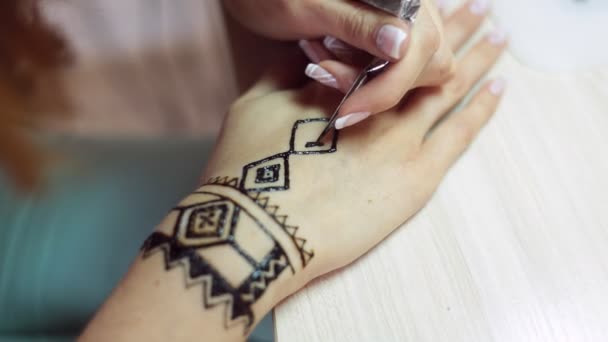Henna tatuering på kvinnor händer — Stockvideo