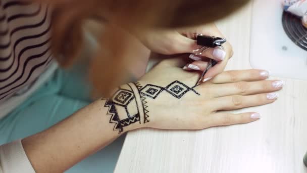 Henna tattoo on women hands — Stock Video