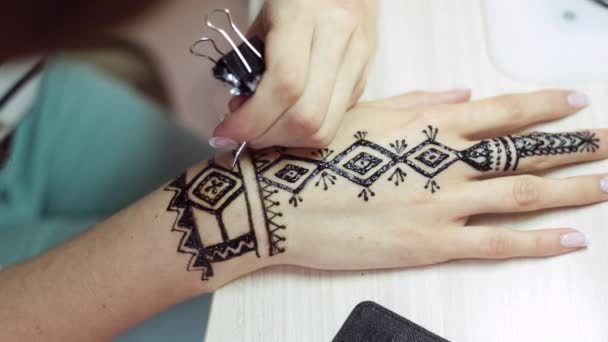 Henna tattoo on women hands — Stock Video