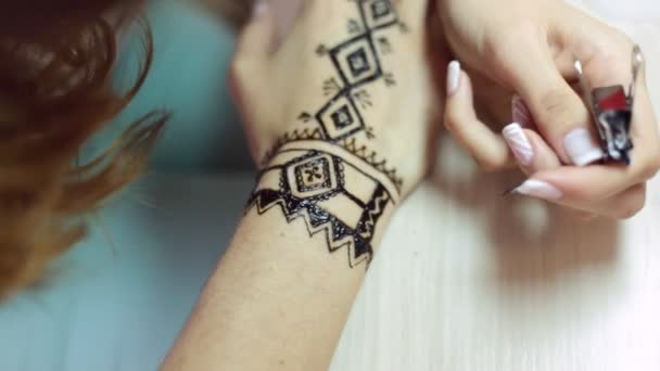 Henna tatoeage op vrouwen handen — Stockvideo