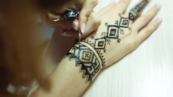 Tatuaje de henna en manos de mujeres — Vídeos de Stock