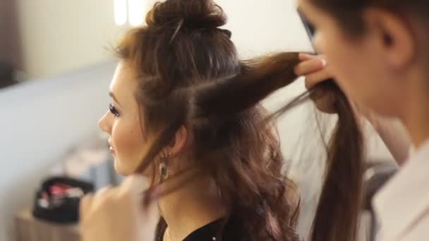 Femme au salon de coiffure — Video