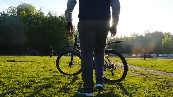 Jovem e motociclista no parque — Vídeo de Stock