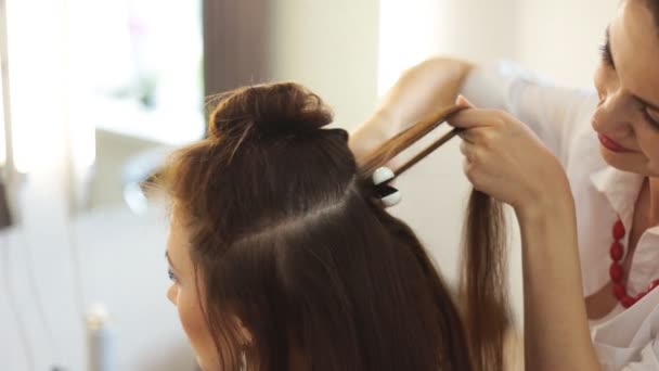 Kobieta w salon fryzjerski — Wideo stockowe