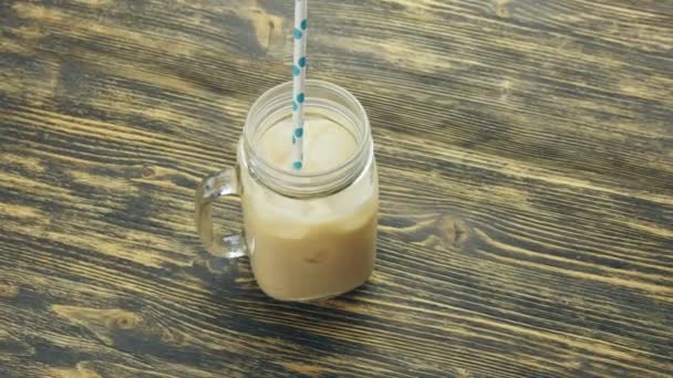 Bicchiere di caffè freddo su tavolo di legno — Video Stock