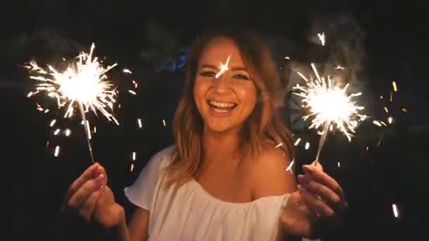 Jovem mulher feliz com sparklers — Vídeo de Stock