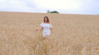 güzel kadın buğday alanında kaçmak