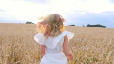güzel kadın buğday alanında kaçmak