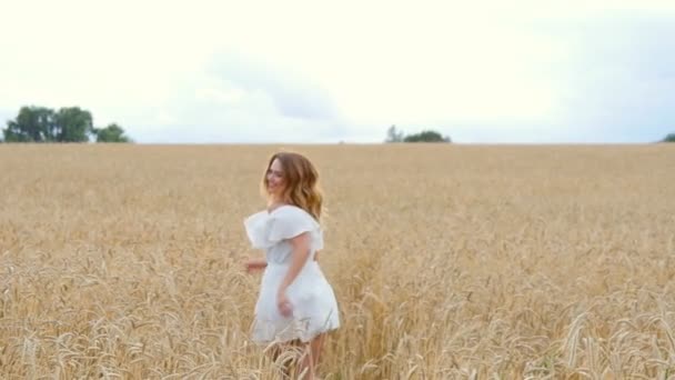 Young woman girl in white dress running on the Field — Stock Video