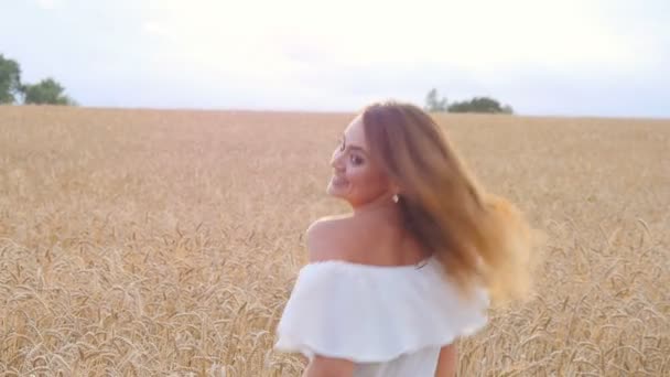 Young woman girl in white dress running on the Field — Stock Video