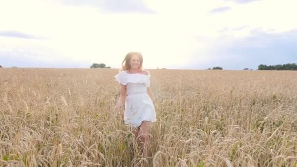 Hermosa mujer huir en el campo de trigo — Vídeo de stock