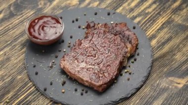 Biftek ve sos döndürmek