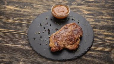 Tahta bir masada biftek..