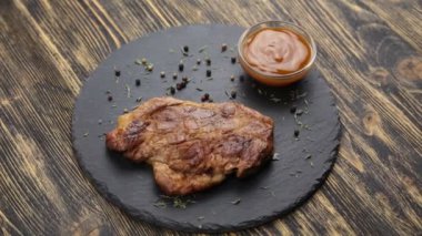 Tahta bir masada biftek..