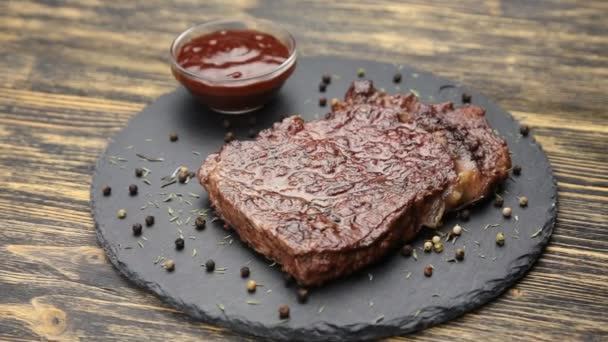 Steak és a mártással — Stock videók