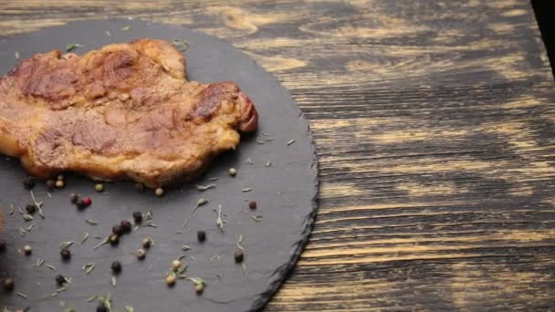 Steak sur une table en bois. — Video