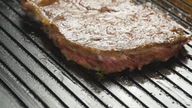 Izgarada biftek var.