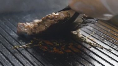 Yavaş çekimde bir ızgarada etin bir biftek kadar bir aşçı döner