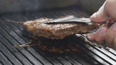 Yavaş çekimde bir ızgarada etin bir biftek kadar bir aşçı döner