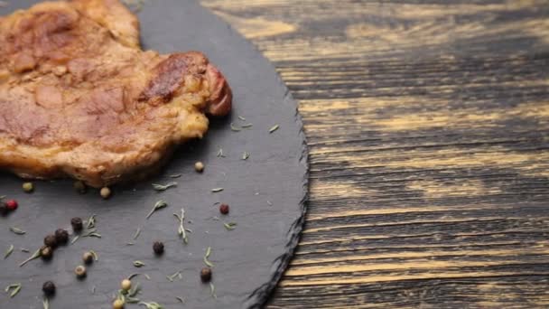 Filete en una mesa de madera . — Vídeos de Stock