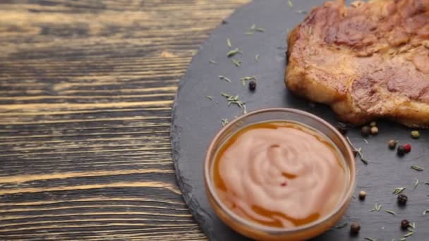 Steak sur une table en bois. — Video