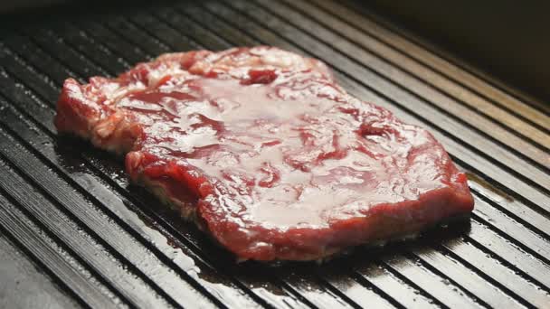 牛肉蒸在烤架上 — 图库视频影像