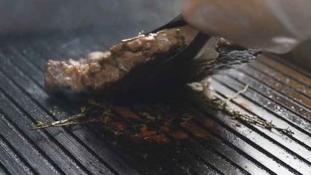Повар находит стейк мяса на гриле в замедленной съемке — стоковое видео