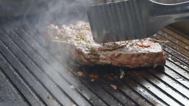 Cocinar el filete de la parrilla — Vídeo de stock