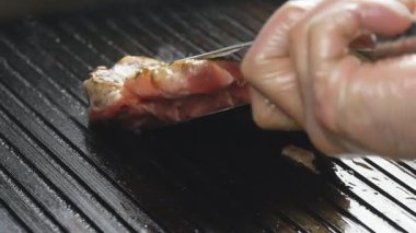 Yavaş çekimde bir ızgarada etin bir biftek kadar bir aşçı döner