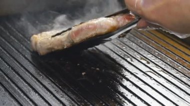 Yavaş çekimde bir ızgarada etin bir biftek kadar bir aşçı döner