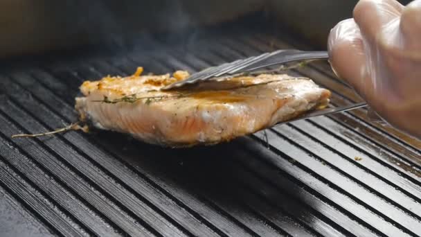 Grilované červené ryby losos steak na grilu v pomalém pohybu — Stock video