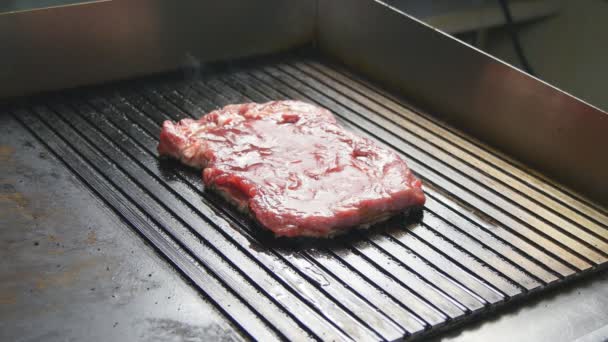 Cuisson de délicieux steaks de viande juteux sur le gril — Video