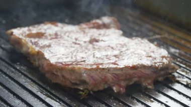 Izgarada biftek.