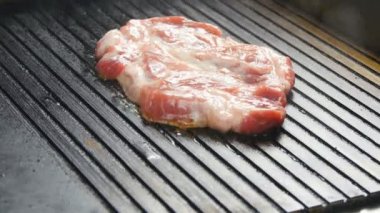 Izgara pirzola ve güzel kokulu duman