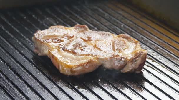 Chuleta de cerdo a la parrilla y humo fragante — Vídeos de Stock