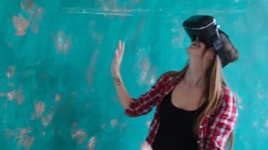 Genç kadın karton sanal gerçeklik kulaklık ile bilgisayar oyunu oynamak