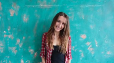 Bir genç kadın sanal gerçeklik kulaklık