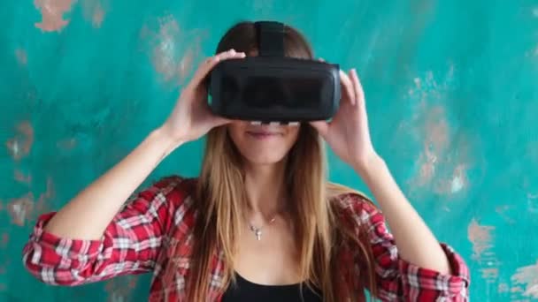 段ボールの仮想現実のヘッドセットとビデオゲームを演奏若い女性 — ストック動画