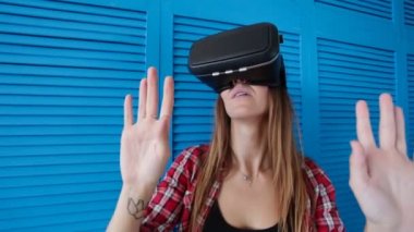 Sanal gerçeklik kulaklığı olan mutlu genç bir kadın.