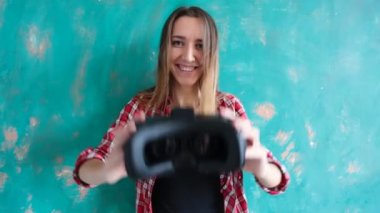 Bir genç kadın sanal gerçeklik kulaklık