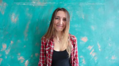 Bir genç kadın sanal gerçeklik kulaklık