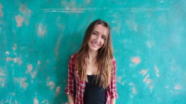 Bir genç kadın sanal gerçeklik kulaklık