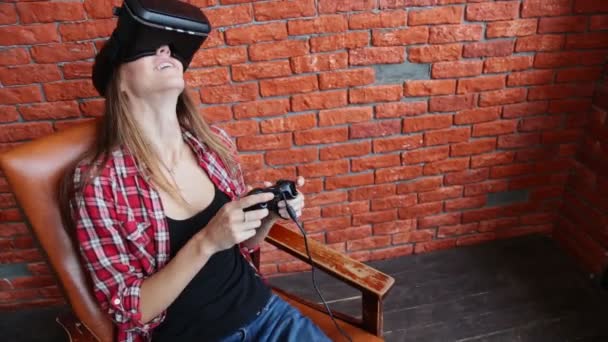 Mujer jugando con gafas de realidad virtual — Vídeos de Stock