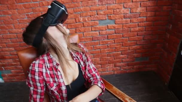Mujer joven feliz con auriculares de realidad virtual — Vídeo de stock