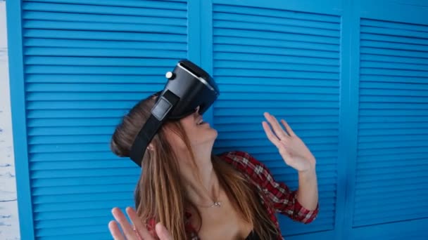 Glückliche junge Frau mit Virtual-Reality-Headset — Stockvideo