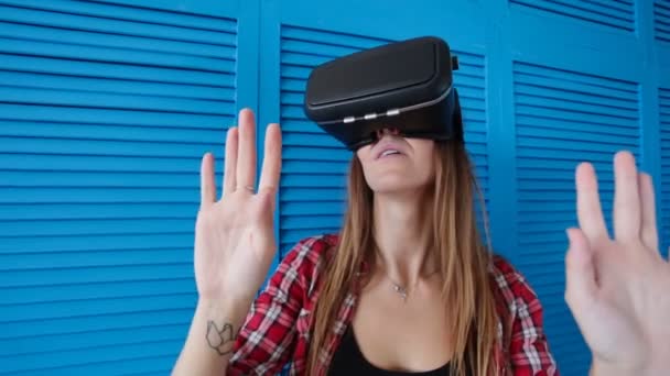 Счастливая молодая женщина с гарнитурой виртуальной реальности — стоковое видео