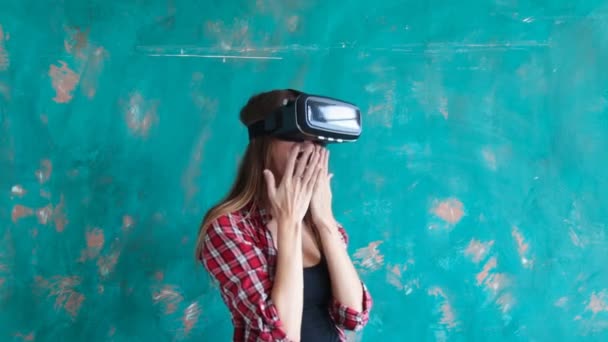 Mujer joven feliz con auriculares de realidad virtual — Vídeo de stock