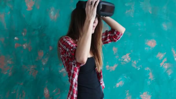 Jeune femme heureuse avec casque de réalité virtuelle — Video